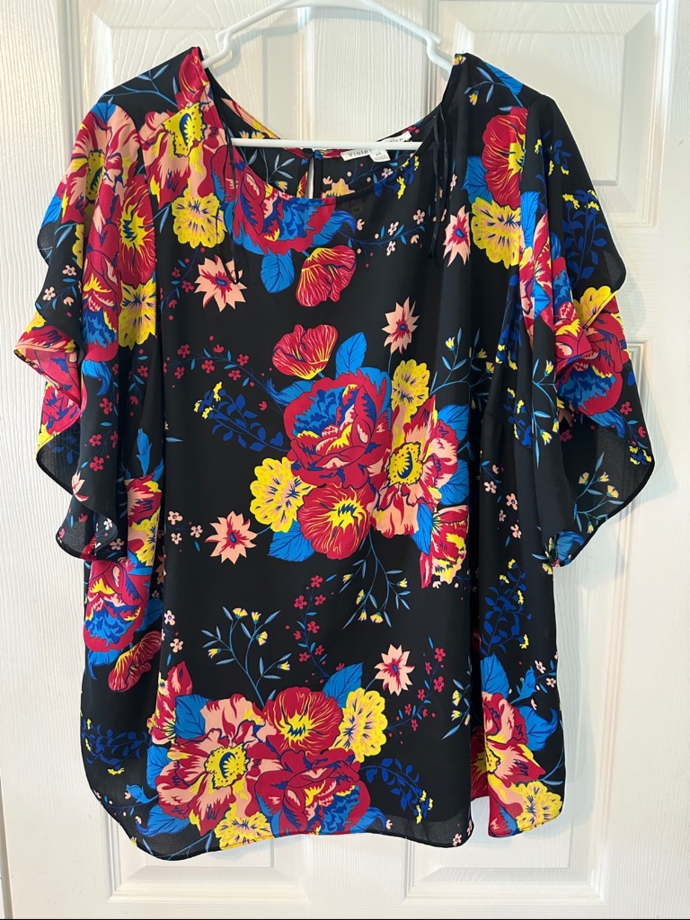 Violet & Claire Black Floral Ruffle Sleeve Blouse (2X)